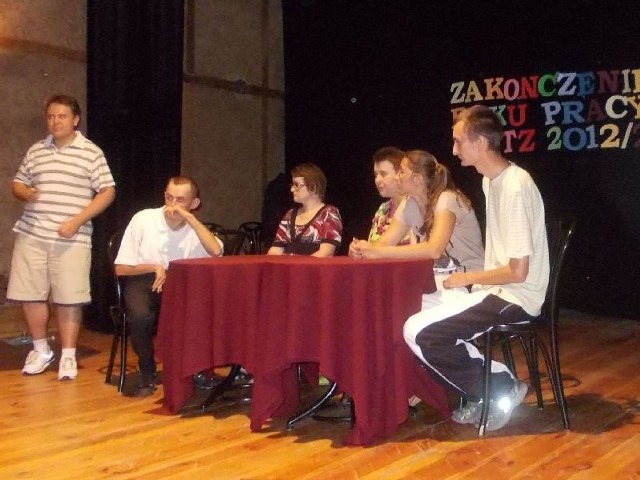 Posumowanie roku szkolnego zorganizowano w Tarnobrzeskim Domu Kultury, gdzie zaproszeni goście i młodzież z warsztatów obejrzeli teatralny spektakl.