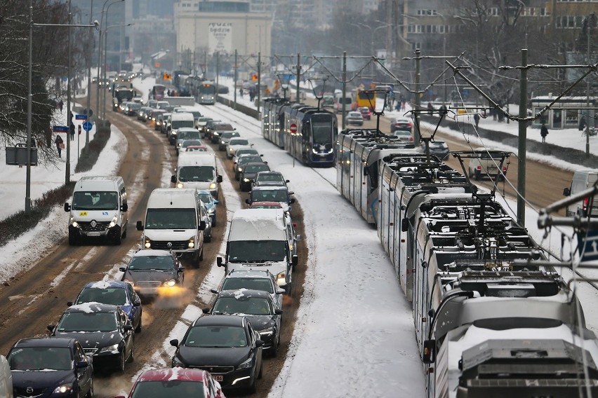 Zima we Wrocławiu. Ruch na drogach, komunikacja miejska, informacje na bieżąco (9.02.2021)