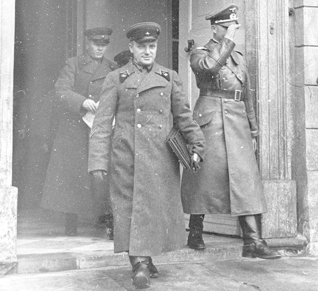 Dowódcy armii niemieckiej  i wyżsi oficerowie radzieccy opuszczają gmach ówczesnego urzędu wojewódzkiego, obecnie Pałac Branickich, po spotkaniu, na którym ustalali strefy wpływów obu stron