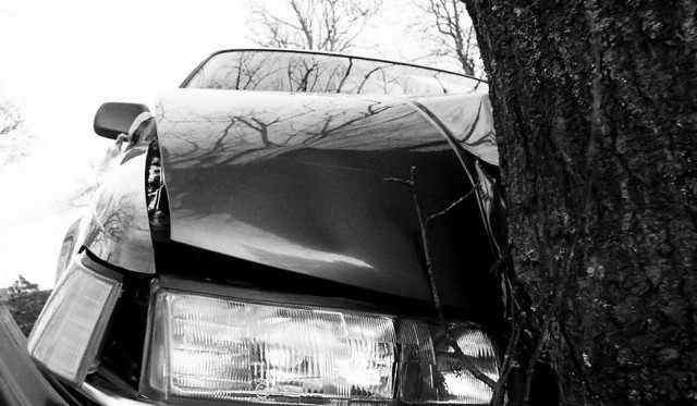 Dacia logan uderzyła w drzewo w Grucie pod Grudziądzem.