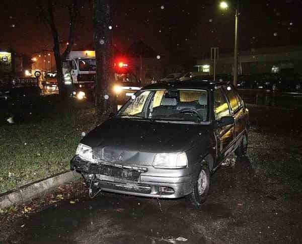 Opel uderzył w śmieciarkę na ulicy Obrońców Stalingradu w Opolu