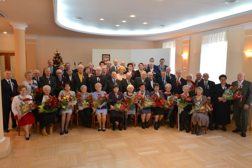 50 lat we dwoje. Wytrwali małżonkowie z Kielc otrzymali medale, wypili lampkę szampana