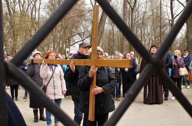 W Pakości trwają wielkopostne obchody kalwaryjskie. Co piątek spod kaplicy "Piłat", znajdującej się na terenie Kalwarii Pakoskiej, wyruszają dwie drogi krzyżowe. Pierwsza o godz. 9, a druga po południu, o godz. 16.30. Uczestniczący w procesjach wierni niosąc duży "krzyż pokut", modląc się i śpiewając wielkopostne pieśni, zmierzają w kierunku Wzgórza Kalwaryjskiego, gdzie na zakończenie każdej z dróg krzyżowych odprawiana jest msza św. połączona z uczczeniem największych w Polsce relikwii Krzyża Świętego. Warto wspomnieć, że kalwaryjskie obchody prowadzone są w oparciu o modlitewnik, który ma już ponad 200-letnią tradycję. Najważniejszym momentem kalwaryjskich obchodów wielkopostnych będzie nocna droga krzyżowa z Wielkiego Czwartku na Wielki Piątek. Składa się ona z dwóch części. Pierwsza, zwana "Drogą Pojmania", rozpocznie się w Wielki Czwartek o godz.20 przy kościele pod wezwaniem św. Bonawentury. Natomiast o godz. 3 przy kaplicy "Kajfasz" rozpocznie się część druga - "Droga Męki". Do udziału w wielkopostnych obchodach kalwaryjskich zapraszają wszystkich wiernych pakoscy ojcowie franciszkanie (www.pakosc-kalwaria.franciszkanie.net). 