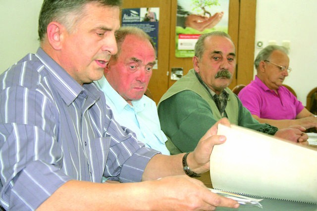 Mieszkańcy, którzy uczestniczyli w spotkaniu, wskazywali na dokumenty, w których zapisane jest, że azbest jest szkodliwy dla zdrowia