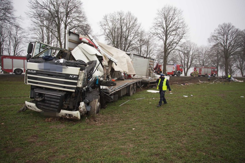 Wypadek TIRa na DK6 w Reblinie. Ciężarówka uderzyła w drzewo...