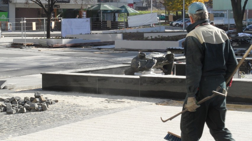 Plac Korfantego w Tychach przechodzi modernizację