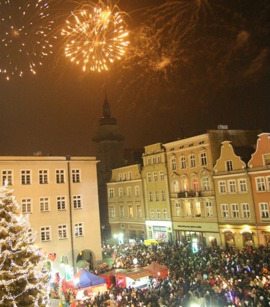 WOŚP na Opolszczyźnie to nie tylko koncerty. To również pokazy strażackie, próby bicia rekordów, licytacje i oczywiście światełko do nieba - zapalimy je o godzinie 20.00.