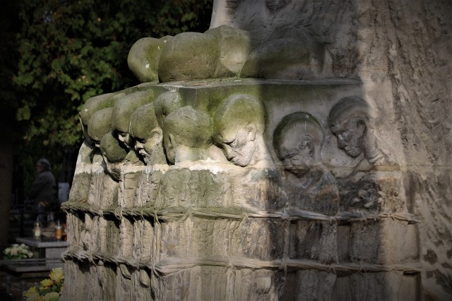 Na zdjęciu fragment pomnika na zamojskim cmentarzu parafialnym przy ul. Peowiaków