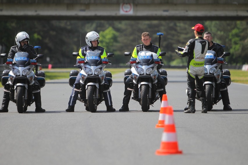 Policjanci szkolili się na Torze Poznań z jazdy na...