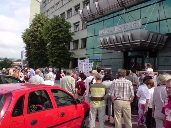 Pikieta przed Urzędem Marszałkowskim.