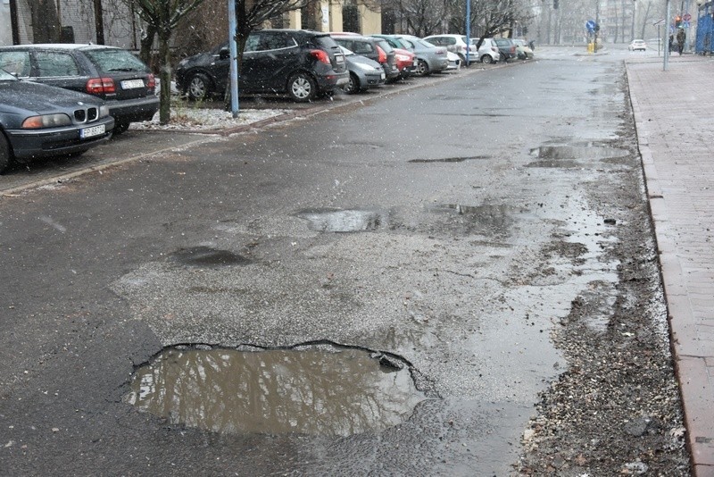 Ta wyrwa w nawierzchni ul. Potza straszy już od miesięcy i...