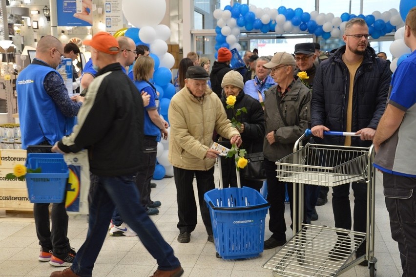 Pierwsi klienci Castoramy dostali od pracowników róże....