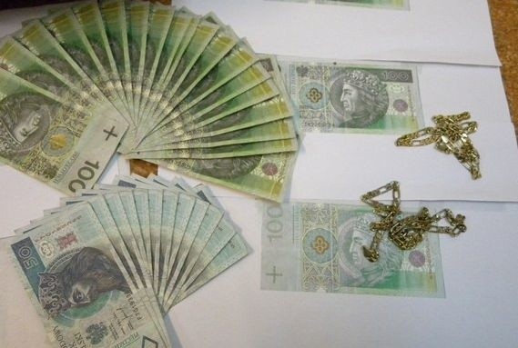 Fałszywe banknoty skonfiskowane w mieszkaniu fałszerza.