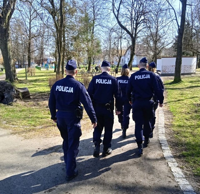 Pod koniec szkolenia zawodowego 40 słuchaczy ze Szkoły Policji w Słupsku rozpoczęło służbę w terenie.