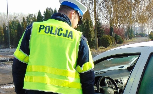 Oświęcimscy policjanci zatrzymali młodego mężczyznę, który jechał niesprawnym samochodem i bez uprawnień.