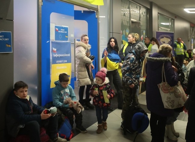 Po trwającej często nawet kilka dni podróży, uciekający przed wojną i hordami Putina Ukraińcy wysiadali na szczecińskim dworcu kolejowym