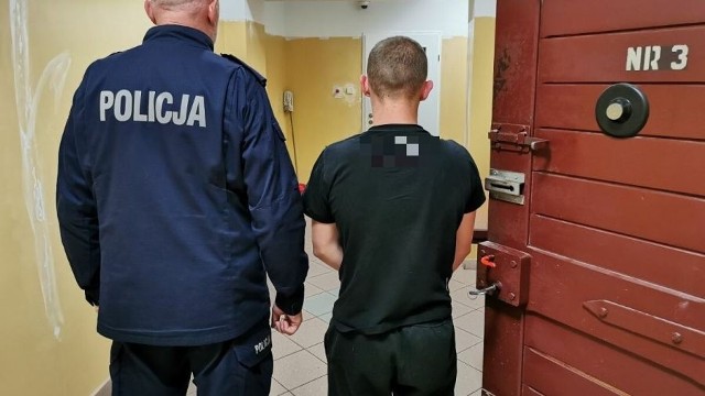 17-letni Piotr W. wyposażony w nóż usiłował okraść chorą kobietę z renty. Właśnie usłyszał wyrok w Sądzie Okręgowym w Toruniu: 1,5 roku bezwzględnego więzienia.