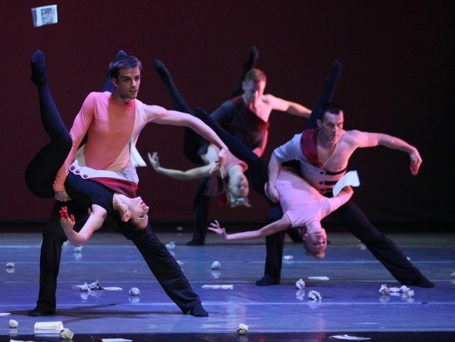 Artyści i krytycy tańczą zgodnie na scenie Kieleckiego Teatru Tańca.