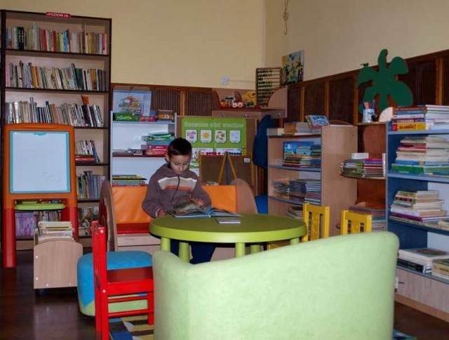 Tak wygląda Kącik Małego Czytelnika w świeżo wyremontowanej Bibliotece Publicznej w Radkowie.