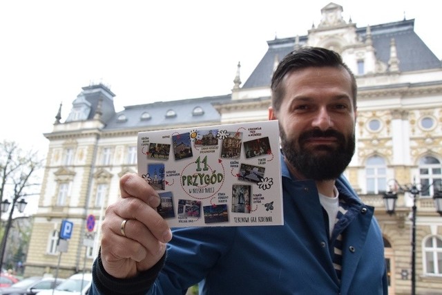 Piotr Plewiński prezentuje folder, z którym można przeżyć niezwykłe przygody w Bielsku-Białej