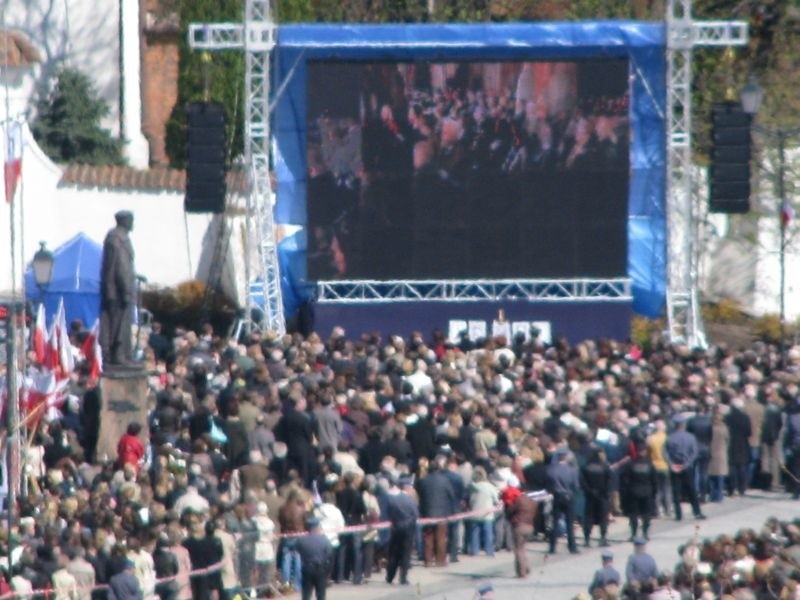 Krzysztof Putra. Rozpoczął się pogrzeb wicemarszałka. Tłumy pod katedrą (zdjęcia)