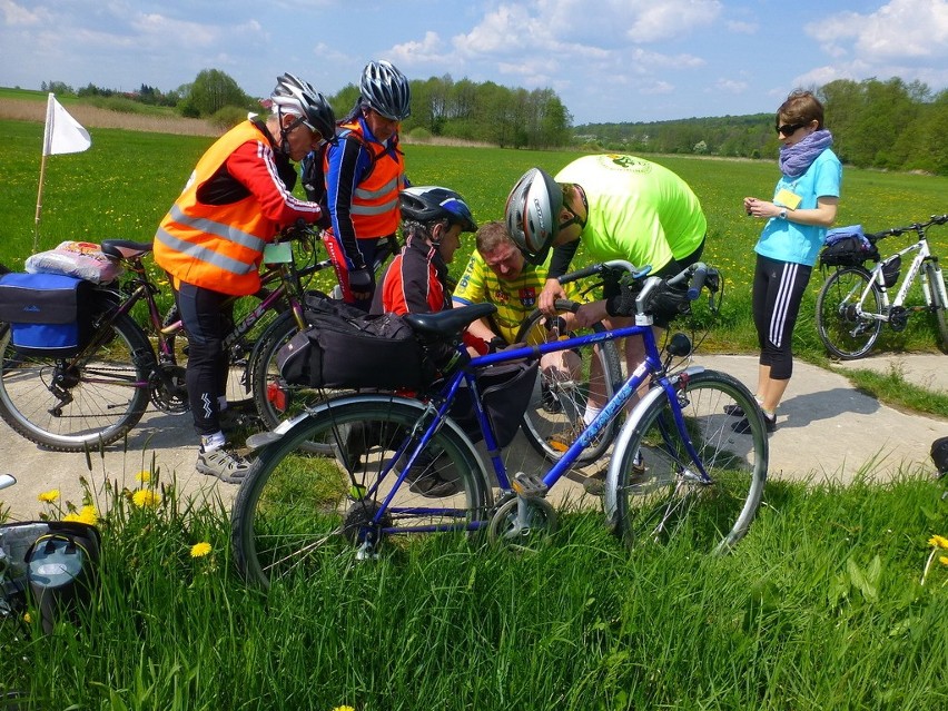 Do wymiany przebitej dętki było chętnych kilku rowerzystów.