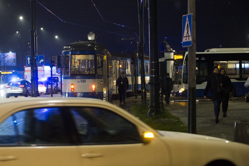 Poważny wypadek pod Cracovią, kobieta wpadła pod tramwaj