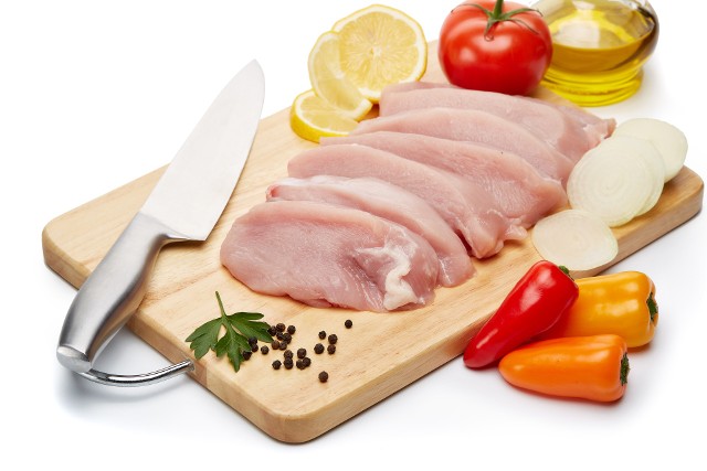 Państwowa Inspekcja Sanitarna wykryła Salmonellę z gr. O7 w 4 z 5 badanych próbek mięsa z indyka na kotlety.Choć produkt jest przeznaczony do jedzenia wyłącznie po obróbce cieplnej, co minimalizuje ryzyko zakażenia, to jednak ryzyko przeniesienia bakterii z mięsa na inne powierzchnie, niewystarczająca temperatura lub zbyt krótki czas obróbki może prowadzić do zakażenia człowieka i wystąpienia salmonellozy. Dlatego GIS wydał ostrzeżenie publiczne w tej sprawie.CZYTAJ DALEJ NA NASTĘPNYM SLAJDZIE