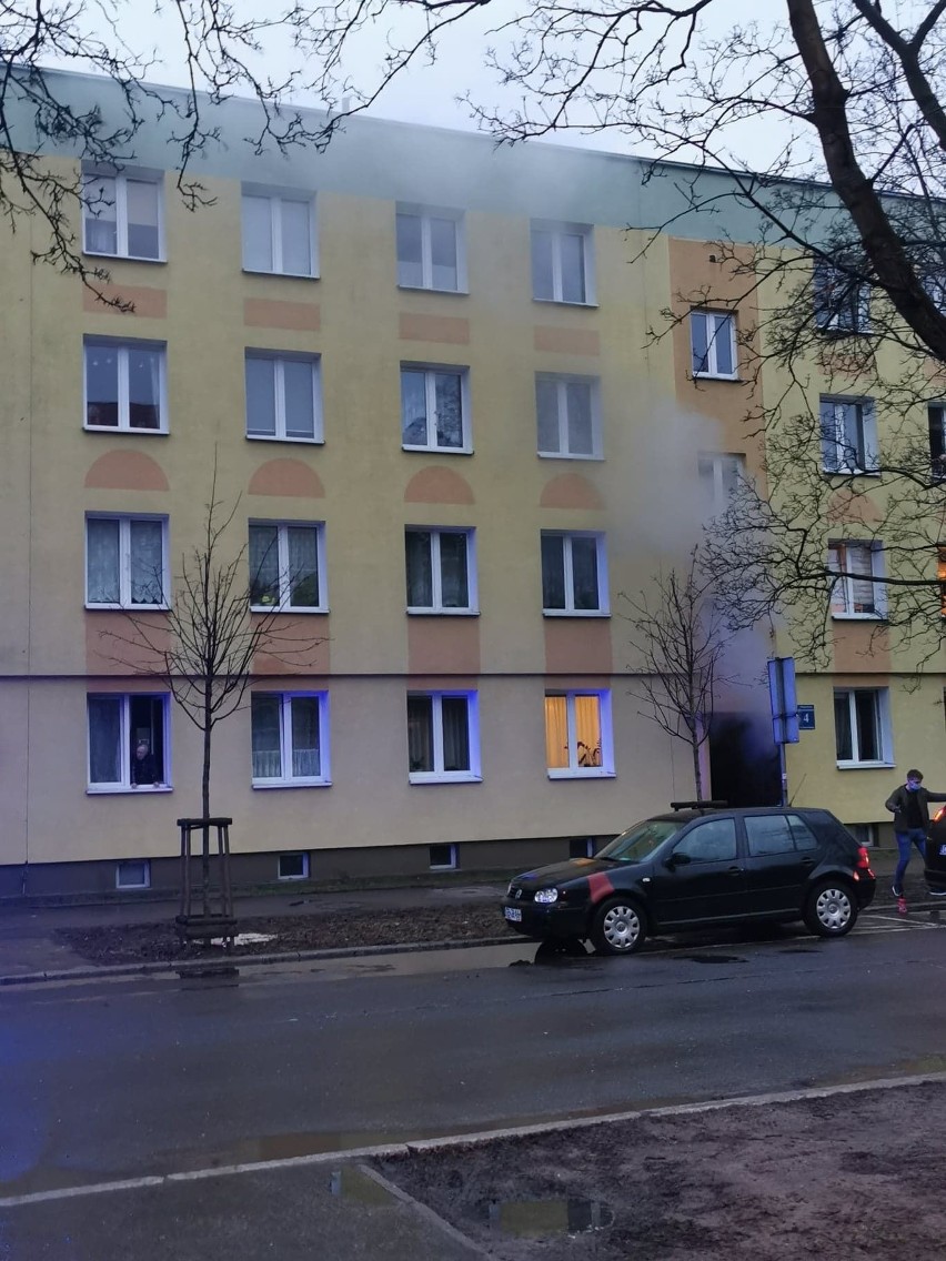 Pożar przy ulicy Dwernickiego w Bydgoszczy. Jedna osoba potrzebowała pomocy [zdjęcia]