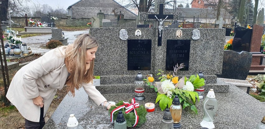 Grób Daniela Kućmy na cmentarzu w miejscowości Kiełczyna w...