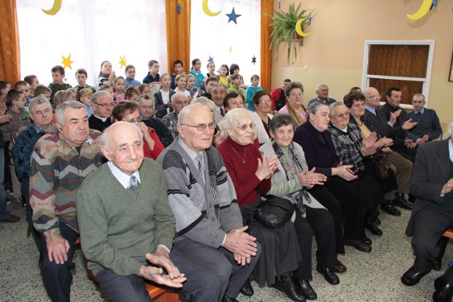 Seniorzy z powiatu chętnie przychodzą na organizowane dla nich spotkania