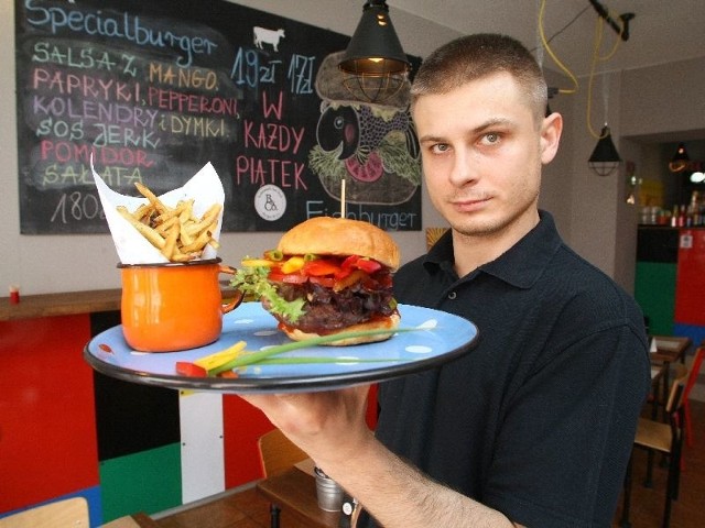 Paweł Grabka, kucharz w Burger&Co w Kielcach prezentuje nowego Specjalburgera w klimacie Karaibów i zaprasza w piątek, 13 czerwca na promocję z okazji 9 miesięcy działania burgerowni.