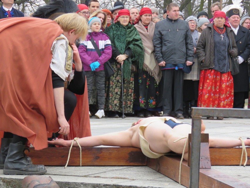 Tysiące wiernych na Misterium Męki Pańskiej na piekarskiej kalwarii [ZDJĘCIA, WIDEO]