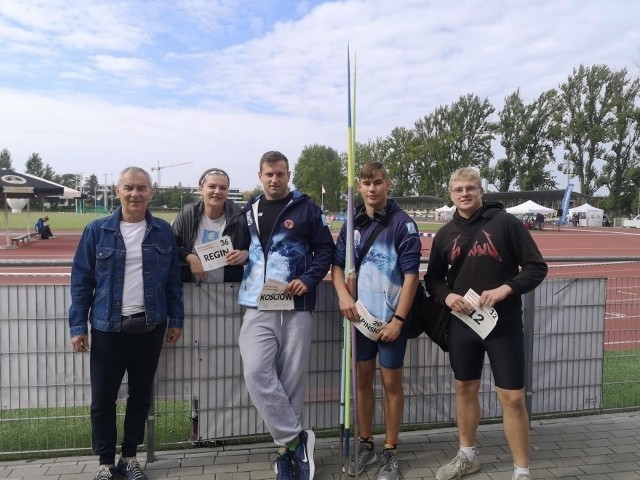 Ekipa usteckiego Jantara na stadionie w Kołobrzegu. Od lewej: Henryk Michalski (trener), Klaudia Regin, Dawid Kościów,  Piotr  Kulpiński i Michał Gnaciński