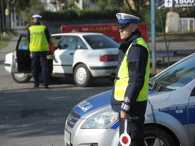 Dziś na Opolszczyźnie porządku pilnuje ponad 2200 policjantów. W tym roku do służby przyjęto 75 osób.  W listopadzie przyjętych ma być kolejnych 40, a w grudniu 30. Na zdjęciu sierżant Sebastian Leutner i młodszy aspirant Marek Kurpiel z opolskiej drogówki.