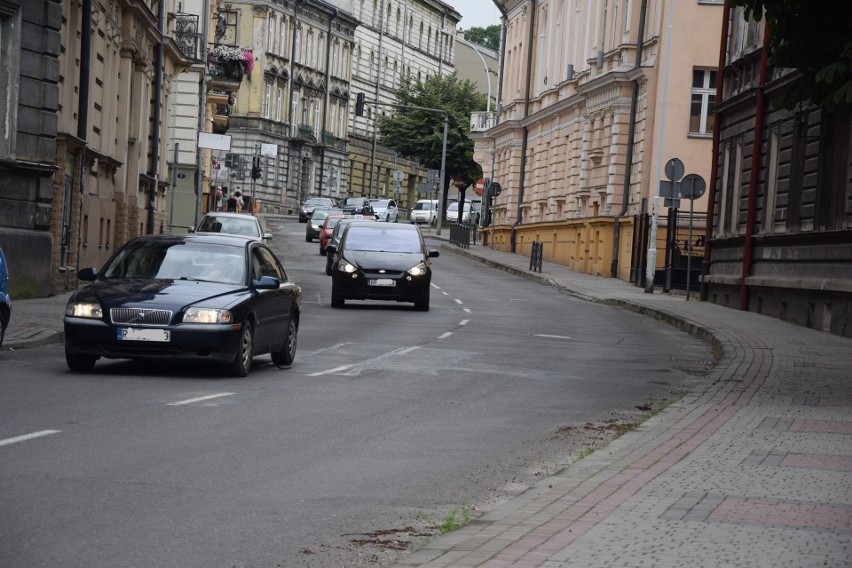 Czy ul. Dworskiego w Przemyślu, obecnie z dwoma pasami...