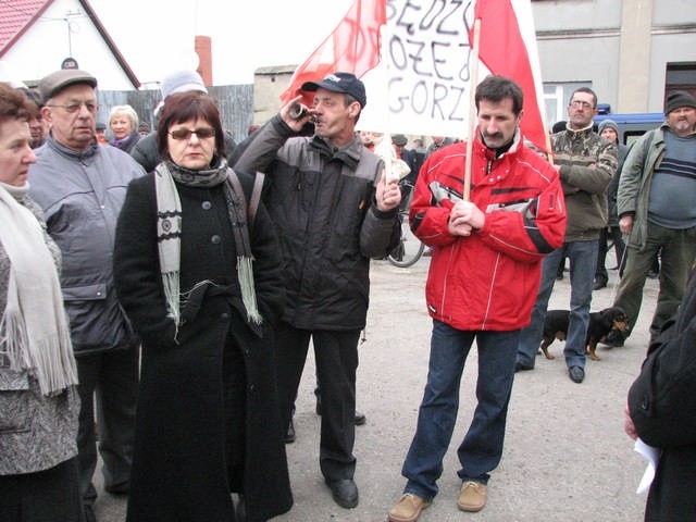Burmistrza Derezińskiego nie było w ratuszu, więc z protestującymi spotkali się wiceburmistrz i sekretarz gminy