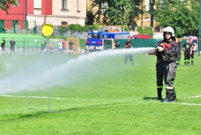 W niedzielę na stadionie miejskim w Tarnobrzegu odbyły się Miejskie Zawody Sportowo-Pożarnicze w trakcie, których można było podziwiać w akcji zespoły Ochotniczych Straży Pożarnych z naszego miasta. Na zdjęciu ekipa Ochotniczej Straży Pożarnej z Nagnajowa podczas ćwiczenia bojowego.