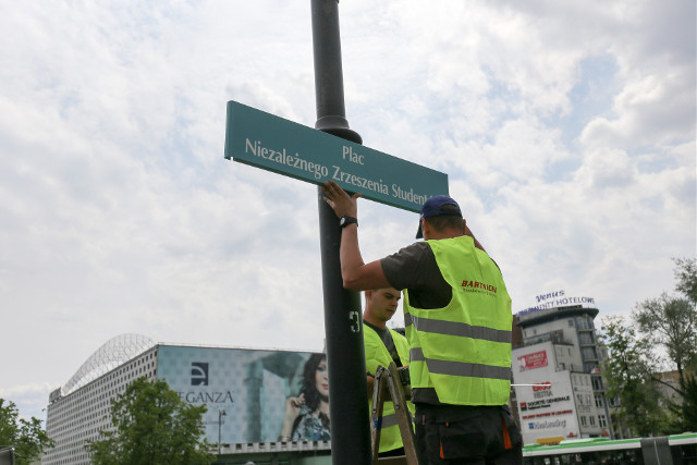 Plac NZS w Białymstoku łączy, a pomnik Lecha Kaczyńskiego dzieli. Szukają zgody