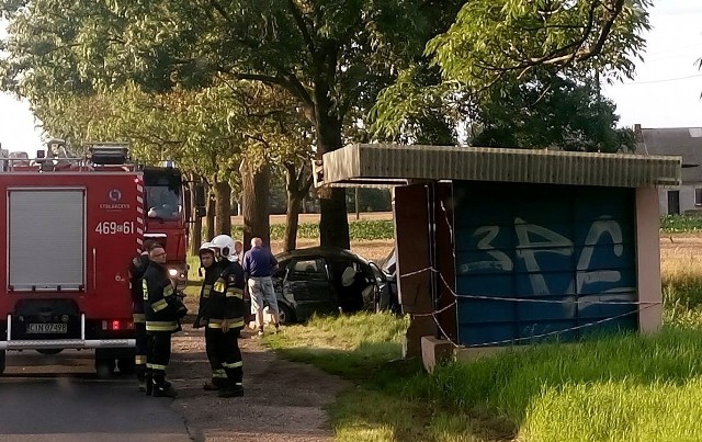 28-latek stracił panowanie nad pojazdem, zjechał na pobocze, uderzył w przystanek autobusowy, a potem w drzewo. Trafił do szpitala.