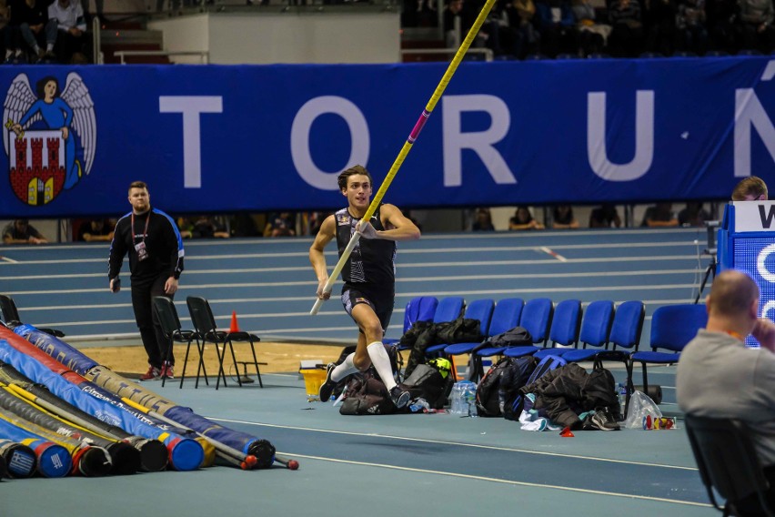 6,17 m - tyle od soboty wynosi rekord świata w skoku o...