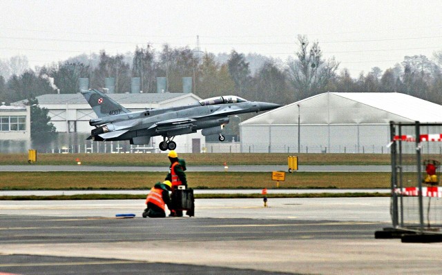 Łódzki port lotniczy, rok 2011. Lądowanie pary F-16 z 32. Bazy Lotnictwa Taktycznego w Łasku