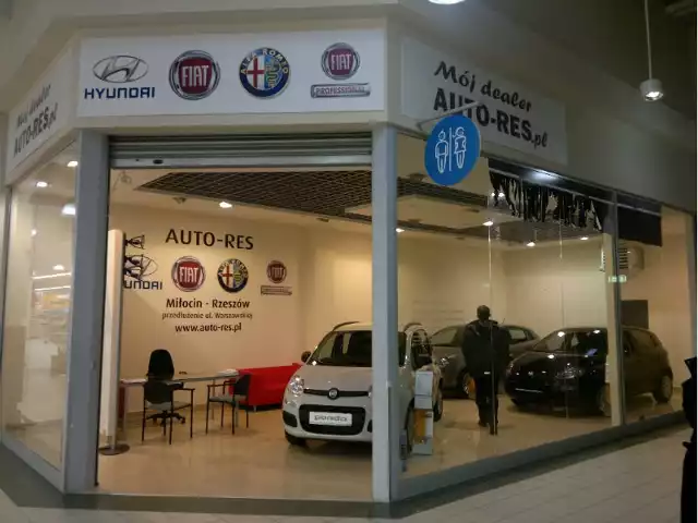 W hipermarkecie pod Rzeszowem otwarto salon samochodowy Punkt dealerski Auto-Res w hipermarkecie.