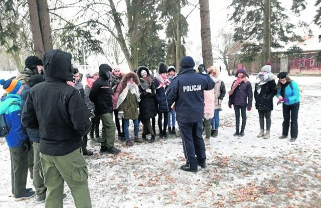 Spotkanie policjantów z harcerzami w lasku przy komendzie służyło poznani sprzętu, jaki używają funkcjonariusze