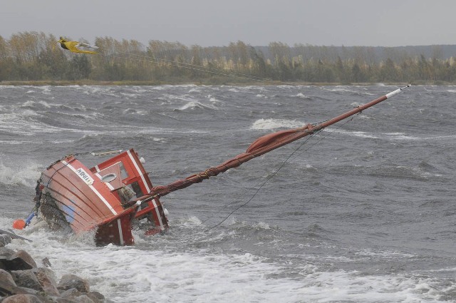 Sztorm w RewieSztorm w Gdyni oksywiu zalewa przystan rybacką, oraz sztorm w Rewie niszczy zacumowane jachty i lodzie.
