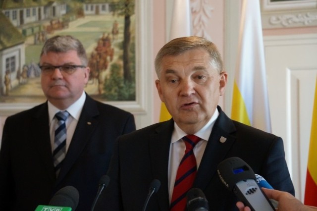 Krzysztof Sadowski (z lewej) prezes ENEA Wytwarzanie i Tadeusz Truskolaski, prezydent Białegostoku, ogłaszają podpisanie umowy