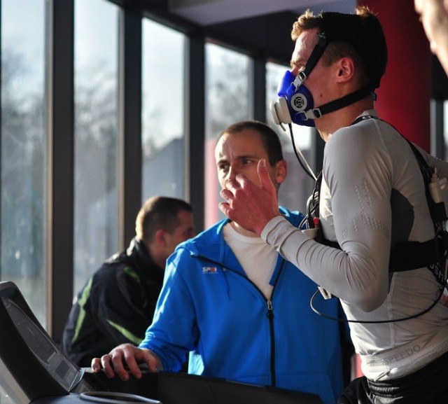 W środę piłkarze drugoligowej Siarki Tarnobrzeg mieli testy wydolnościowe. Na zdjęciu podczas biegu w specjalnej masce Robert Tunkiewicz, w niebieskim dresie doktor Szczepan Wiecha.