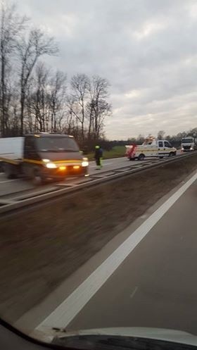 Wypadek na A4. Na wysokości Pietrzykowic dachował samochód osobowy