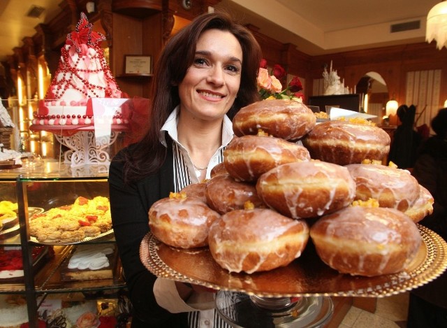 Na świeżutkie  pączki zapraszamy od godziny 7 - mówi Iwona Wójcik, właścicielka Świata Słodyczy.