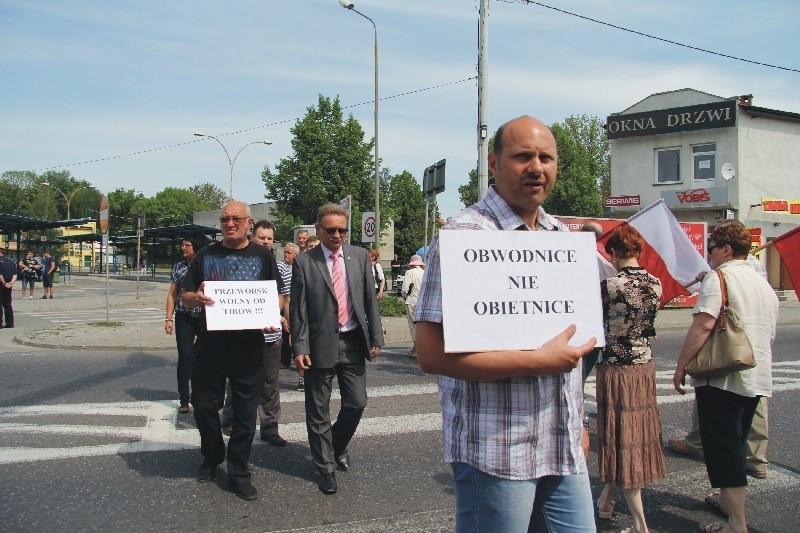 Protestujący twierdzili, że mają dość obietnic drogowych....